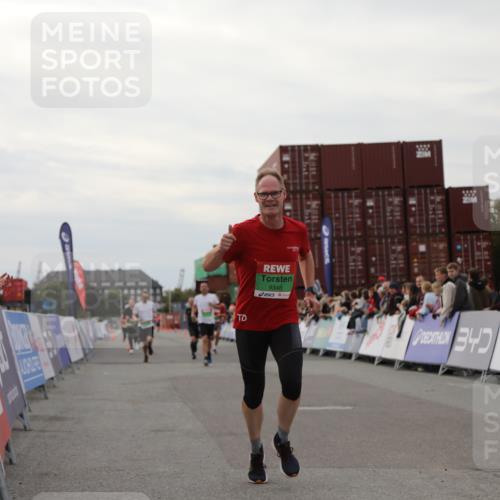 03.10.2025 - Köhlbrandbrückenlauf Yannick Fuchs http://msf.ph/oto/8989585 03.10.2025 16:01:21 Ziel 7342, 7364, 7372, 7965, 8807, 9129, 9346 meine-sportfotos.de