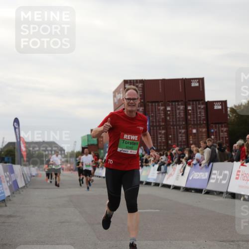 03.10.2025 - Köhlbrandbrückenlauf Yannick Fuchs http://msf.ph/oto/8989591 03.10.2025 16:01:21 Ziel 7342, 7364, 7372, 7965, 8807, 9129, 9346 meine-sportfotos.de