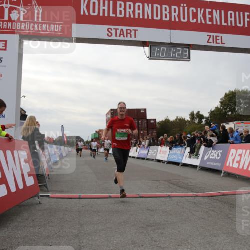 03.10.2025 - Köhlbrandbrückenlauf Yannick Fuchs http://msf.ph/oto/8989598 03.10.2025 16:01:21 Ziel 7342, 7364, 7372, 7965, 8807, 9129, 9346 meine-sportfotos.de