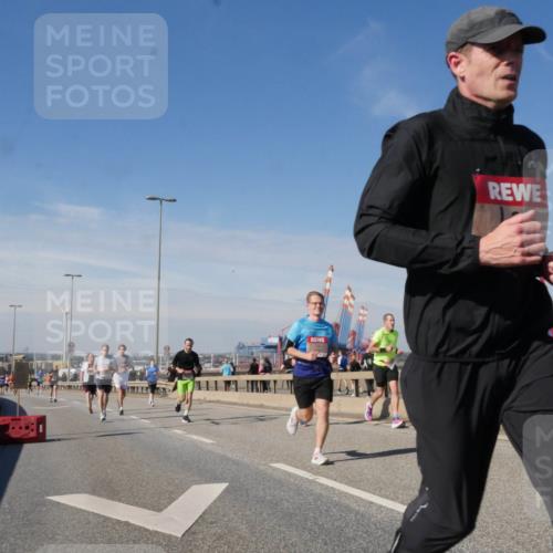03.10.2025 - Köhlbrandbrückenlauf Matties Gatica Varas http://msf.ph/oto/8989600 03.10.2025 12:37:35 Position 2  meine-sportfotos.de
