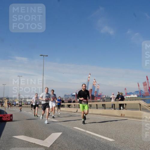 03.10.2025 - Köhlbrandbrückenlauf Matties Gatica Varas http://msf.ph/oto/8989615 03.10.2025 12:37:38 Position 2 1 meine-sportfotos.de
