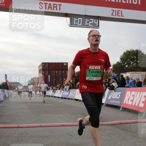 03.10.2025 - Köhlbrandbrückenlauf Yannick Fuchs http://msf.ph/oto/8989621 03.10.2025 16:01:22 Ziel 7266, 7320, 7342, 7364, 7372, 7965, 8807, 9129, 9346 meine-sportfotos.de