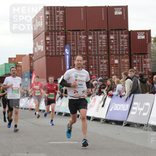 03.10.2025 - Köhlbrandbrückenlauf Yannick Fuchs http://msf.ph/oto/8989627 03.10.2025 16:01:23 Ziel 7266, 7320, 7342, 7364, 7372, 7965, 8807, 9129, 9346 meine-sportfotos.de