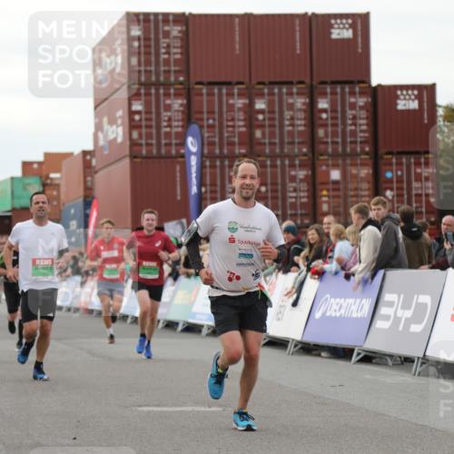 03.10.2025 - Köhlbrandbrückenlauf Yannick Fuchs http://msf.ph/oto/8989634 03.10.2025 16:01:23 Ziel 7266, 7320, 7342, 7364, 7372, 7965, 8807, 9129, 9346 meine-sportfotos.de