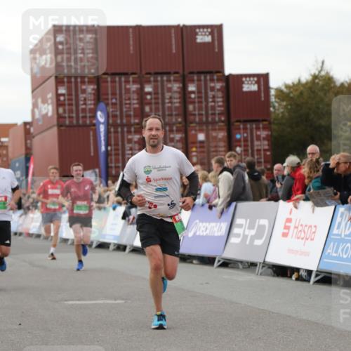 03.10.2025 - Köhlbrandbrückenlauf Yannick Fuchs http://msf.ph/oto/8989640 03.10.2025 16:01:23 Ziel 7266, 7320, 7342, 7364, 7372, 7965, 8807, 9129, 9346 meine-sportfotos.de