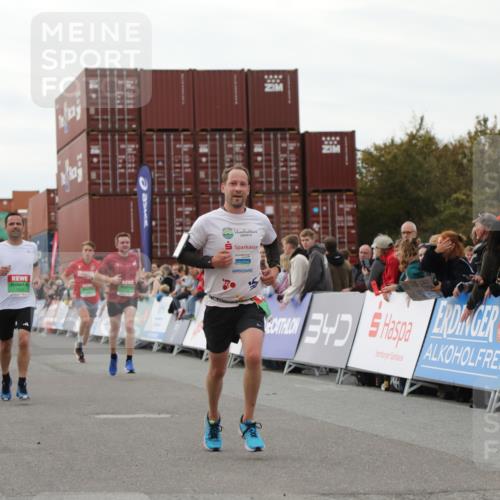 03.10.2025 - Köhlbrandbrückenlauf Yannick Fuchs http://msf.ph/oto/8989646 03.10.2025 16:01:23 Ziel 7266, 7320, 7342, 7364, 7372, 7965, 8807, 9129, 9346 meine-sportfotos.de