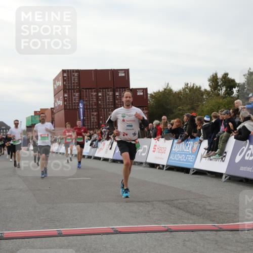 03.10.2025 - Köhlbrandbrückenlauf Yannick Fuchs http://msf.ph/oto/8989652 03.10.2025 16:01:24 Ziel 7266, 7320, 7342, 7364, 7372, 7965, 8807, 9129, 9346 meine-sportfotos.de
