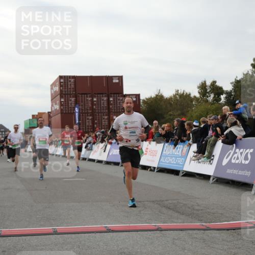 03.10.2025 - Köhlbrandbrückenlauf Yannick Fuchs http://msf.ph/oto/8989659 03.10.2025 16:01:24 Ziel 7266, 7320, 7342, 7364, 7372, 7965, 8807, 9129, 9346 meine-sportfotos.de