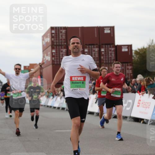 03.10.2025 - Köhlbrandbrückenlauf Yannick Fuchs http://msf.ph/oto/8989702 03.10.2025 16:01:26 Ziel 7144, 7266, 7320, 7342, 7364, 7372, 7965, 8807, 9129 meine-sportfotos.de