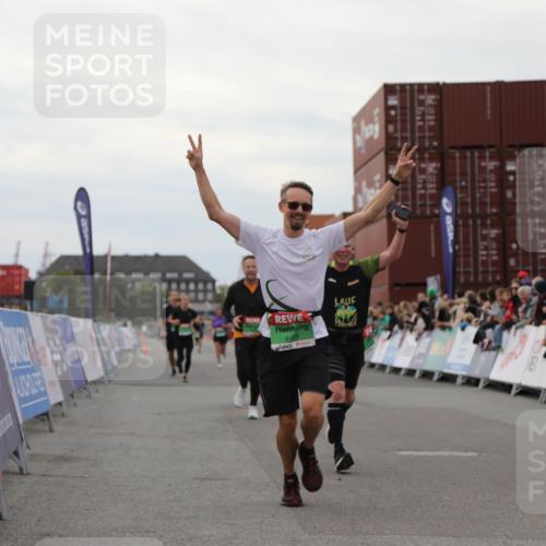 03.10.2025 - Köhlbrandbrückenlauf Yannick Fuchs http://msf.ph/oto/8989729 03.10.2025 16:01:26 Ziel 7144, 7266, 7320, 7342, 7364, 7372, 7965, 8807, 9129 meine-sportfotos.de