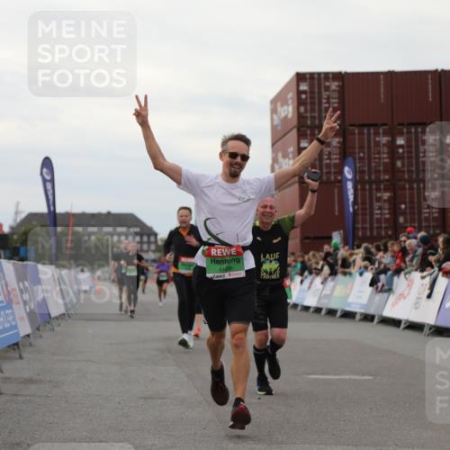 03.10.2025 - Köhlbrandbrückenlauf Yannick Fuchs http://msf.ph/oto/8989735 03.10.2025 16:01:27 Ziel 7144, 7266, 7320, 7342, 7364, 7372, 7965, 8807, 8990, 9129 meine-sportfotos.de