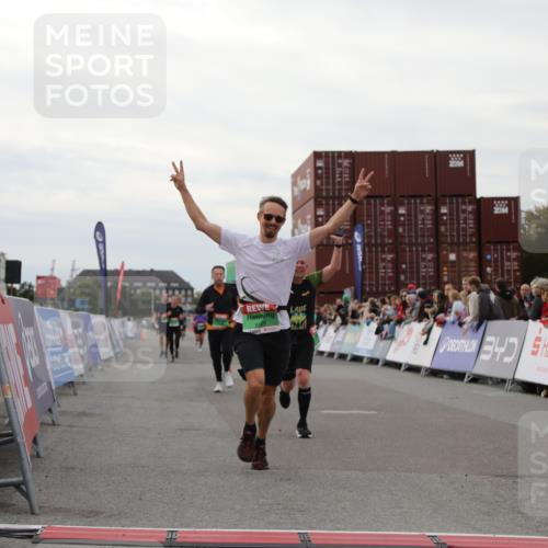 03.10.2025 - Köhlbrandbrückenlauf Yannick Fuchs http://msf.ph/oto/8989742 03.10.2025 16:01:27 Ziel 7144, 7266, 7320, 7342, 7364, 7372, 7965, 8807, 8990, 9129 meine-sportfotos.de