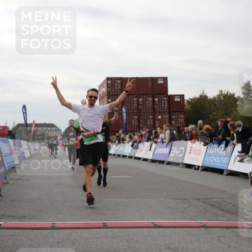 03.10.2025 - Köhlbrandbrückenlauf Yannick Fuchs http://msf.ph/oto/8989745 03.10.2025 16:01:27 Ziel 7144, 7266, 7320, 7342, 7364, 7372, 7965, 8807, 8990, 9129 meine-sportfotos.de