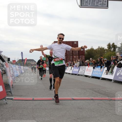 03.10.2025 - Köhlbrandbrückenlauf Yannick Fuchs http://msf.ph/oto/8989761 03.10.2025 16:01:28 Ziel 7144, 7266, 7320, 7342, 7364, 7372, 7965, 8807, 8990, 9129 meine-sportfotos.de