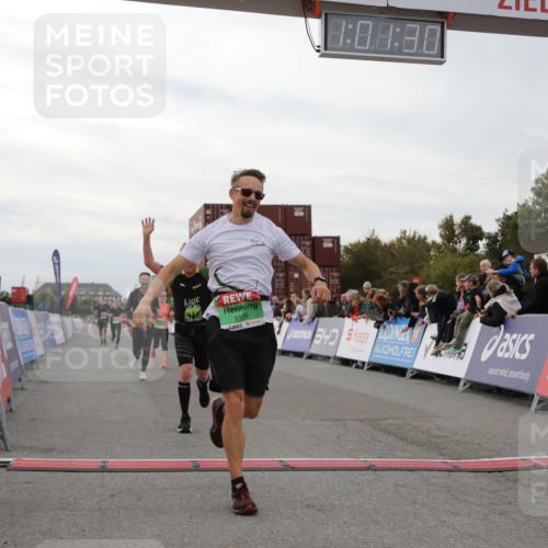 03.10.2025 - Köhlbrandbrückenlauf Yannick Fuchs http://msf.ph/oto/8989767 03.10.2025 16:01:28 Ziel 7144, 7266, 7320, 7342, 7364, 7372, 7965, 8807, 8990, 9129 meine-sportfotos.de