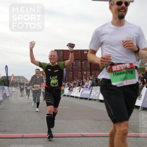 03.10.2025 - Köhlbrandbrückenlauf Yannick Fuchs http://msf.ph/oto/8989778 03.10.2025 16:01:29 Ziel 7144, 7266, 7320, 7342, 7364, 7372, 8800, 8807, 8990, 9129 meine-sportfotos.de