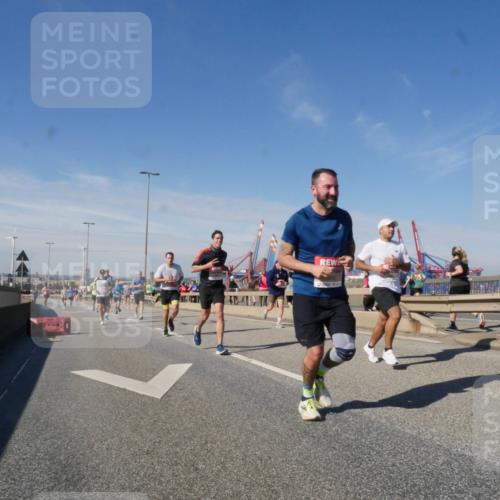 03.10.2025 - Köhlbrandbrückenlauf Matties Gatica Varas http://msf.ph/oto/8989788 03.10.2025 12:38:09 Position 2  meine-sportfotos.de