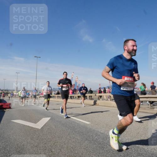 03.10.2025 - Köhlbrandbrückenlauf Matties Gatica Varas http://msf.ph/oto/8989790 03.10.2025 12:38:09 Position 2 5915 meine-sportfotos.de
