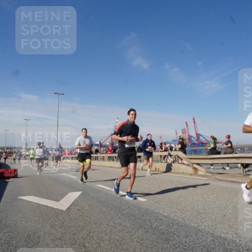 03.10.2025 - Köhlbrandbrückenlauf Matties Gatica Varas http://msf.ph/oto/8989795 03.10.2025 12:38:09 Position 2  meine-sportfotos.de