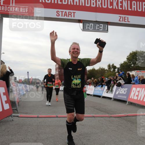 03.10.2025 - Köhlbrandbrückenlauf Yannick Fuchs http://msf.ph/oto/8989800 03.10.2025 16:01:29 Ziel 7144, 7266, 7320, 7342, 7364, 7372, 8800, 8807, 8990, 9129 meine-sportfotos.de