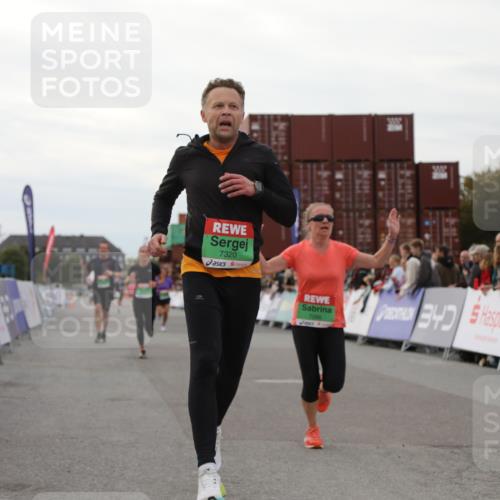 03.10.2025 - Köhlbrandbrückenlauf Yannick Fuchs http://msf.ph/oto/8989814 03.10.2025 16:01:30 Ziel 7144, 7266, 7320, 7342, 7364, 8800, 8807, 8990, 9129 meine-sportfotos.de