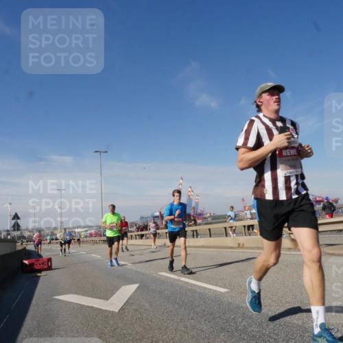 03.10.2025 - Köhlbrandbrückenlauf Matties Gatica Varas http://msf.ph/oto/8989829 03.10.2025 12:38:14 Position 2 6490 meine-sportfotos.de