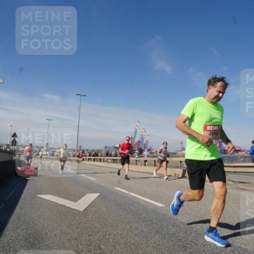 03.10.2025 - Köhlbrandbrückenlauf Matties Gatica Varas http://msf.ph/oto/8989845 03.10.2025 12:38:17 Position 2 4277 meine-sportfotos.de