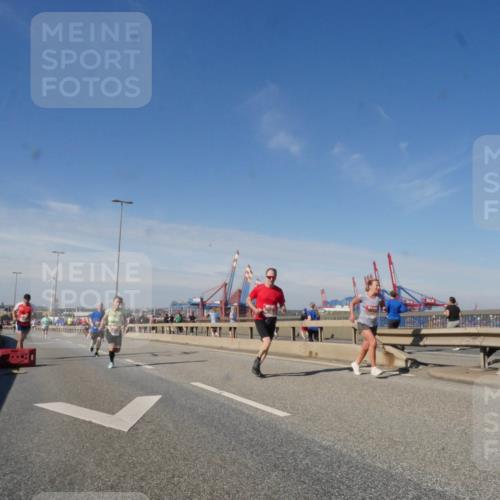 03.10.2025 - Köhlbrandbrückenlauf Matties Gatica Varas http://msf.ph/oto/8989851 03.10.2025 12:38:18 Position 2  meine-sportfotos.de