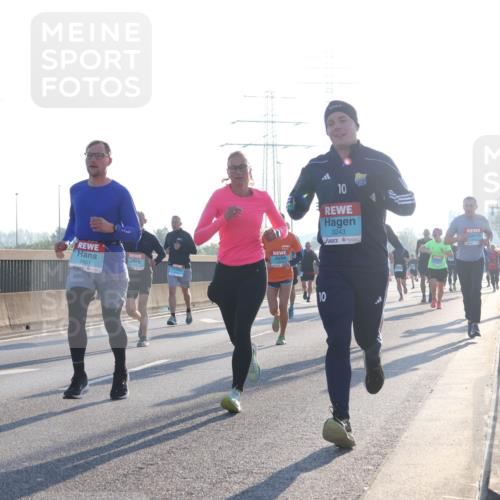 03.10.2025 - Köhlbrandbrückenlauf Luisa Fischer http://msf.ph/oto/8989852 03.10.2025 10:13:18 Position 3 10, 3243, 2801, 1 meine-sportfotos.de