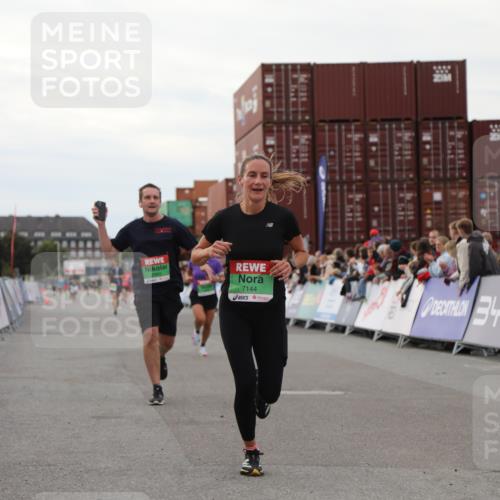 03.10.2025 - Köhlbrandbrückenlauf Yannick Fuchs http://msf.ph/oto/8989855 03.10.2025 16:01:33 Ziel 7144, 7266, 7320, 7805, 8800, 8990 meine-sportfotos.de