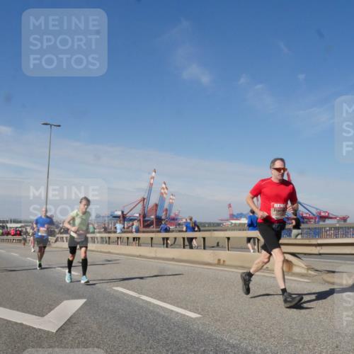 03.10.2025 - Köhlbrandbrückenlauf Matties Gatica Varas http://msf.ph/oto/8989857 03.10.2025 12:38:19 Position 2  meine-sportfotos.de
