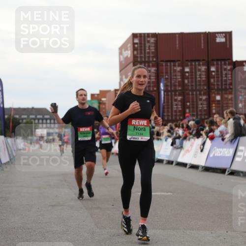 03.10.2025 - Köhlbrandbrückenlauf Yannick Fuchs http://msf.ph/oto/8989859 03.10.2025 16:01:33 Ziel 7144, 7266, 7320, 7805, 8800, 8990 meine-sportfotos.de