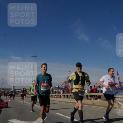 03.10.2025 - Köhlbrandbrückenlauf Matties Gatica Varas http://msf.ph/oto/8989912 03.10.2025 12:38:36 Position 2 2025, 4137 meine-sportfotos.de