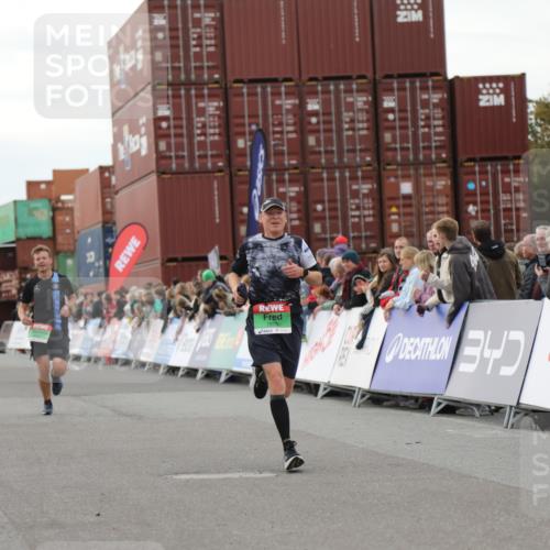 03.10.2025 - Köhlbrandbrückenlauf Yannick Fuchs http://msf.ph/oto/8989983 03.10.2025 16:01:39 Ziel 7805, 8800, 8990, 9453 meine-sportfotos.de