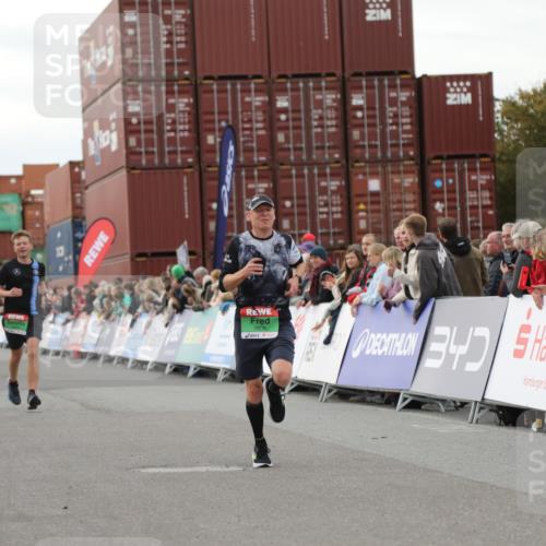 03.10.2025 - Köhlbrandbrückenlauf Yannick Fuchs http://msf.ph/oto/8989989 03.10.2025 16:01:39 Ziel 7805, 8800, 8990, 9453 meine-sportfotos.de