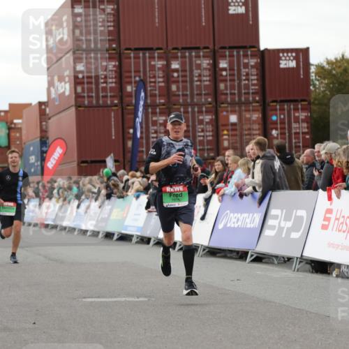 03.10.2025 - Köhlbrandbrückenlauf Yannick Fuchs http://msf.ph/oto/8989995 03.10.2025 16:01:39 Ziel 7805, 8800, 8990, 9453 meine-sportfotos.de