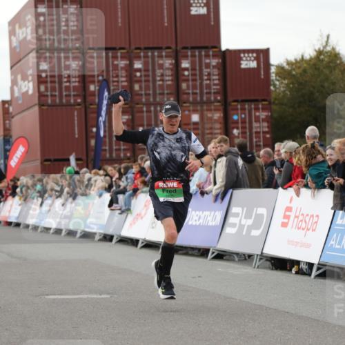 03.10.2025 - Köhlbrandbrückenlauf Yannick Fuchs http://msf.ph/oto/8990001 03.10.2025 16:01:40 Ziel 7805, 8800, 9453 meine-sportfotos.de