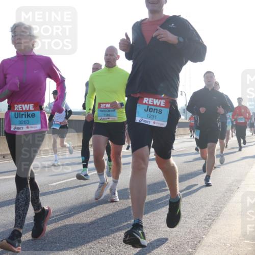 03.10.2025 - Köhlbrandbrückenlauf Luisa Fischer http://msf.ph/oto/8990004 03.10.2025 10:13:37 Position 3 3263, 1168, 1231, 1 meine-sportfotos.de