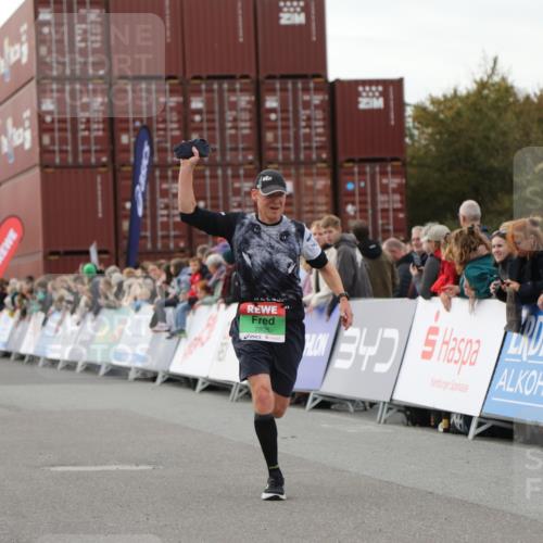 03.10.2025 - Köhlbrandbrückenlauf Yannick Fuchs http://msf.ph/oto/8990008 03.10.2025 16:01:40 Ziel 7805, 8800, 9453 meine-sportfotos.de