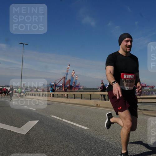 03.10.2025 - Köhlbrandbrückenlauf Matties Gatica Varas http://msf.ph/oto/8990010 03.10.2025 12:38:53 Position 2 5810 meine-sportfotos.de