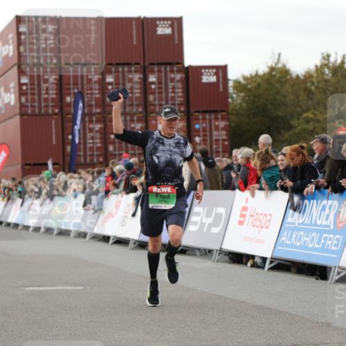 03.10.2025 - Köhlbrandbrückenlauf Yannick Fuchs http://msf.ph/oto/8990014 03.10.2025 16:01:40 Ziel 7805, 8800, 9453 meine-sportfotos.de