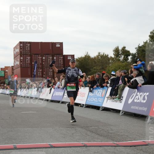 03.10.2025 - Köhlbrandbrückenlauf Yannick Fuchs http://msf.ph/oto/8990026 03.10.2025 16:01:41 Ziel 7805, 8800, 9453 meine-sportfotos.de