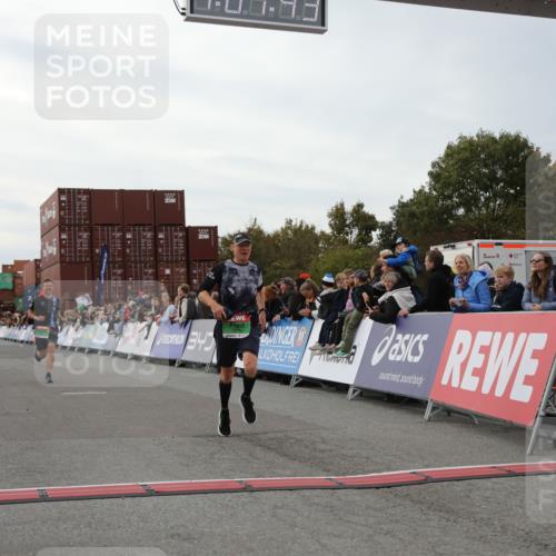 03.10.2025 - Köhlbrandbrückenlauf Yannick Fuchs http://msf.ph/oto/8990031 03.10.2025 16:01:41 Ziel 7805, 8800, 9453 meine-sportfotos.de