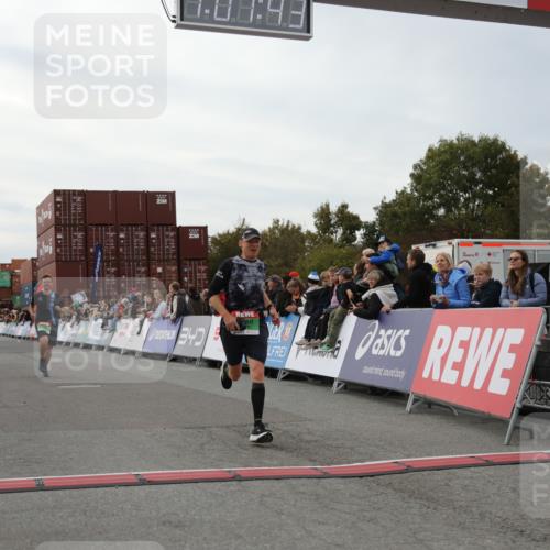 03.10.2025 - Köhlbrandbrückenlauf Yannick Fuchs http://msf.ph/oto/8990040 03.10.2025 16:01:41 Ziel 7805, 8800, 9453 meine-sportfotos.de