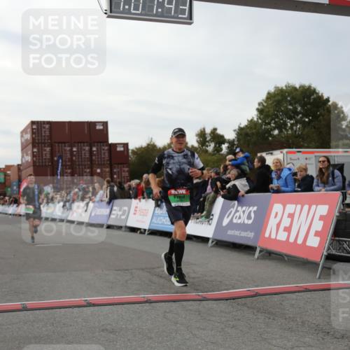 03.10.2025 - Köhlbrandbrückenlauf Yannick Fuchs http://msf.ph/oto/8990050 03.10.2025 16:01:41 Ziel 7805, 8800, 9453 meine-sportfotos.de