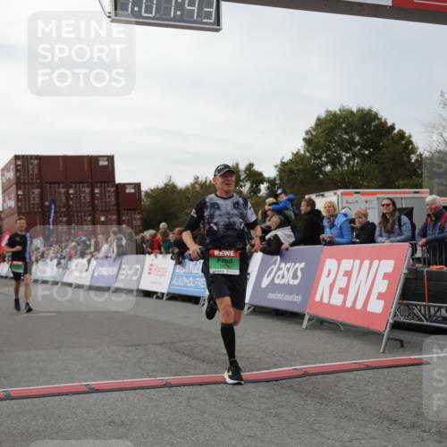 03.10.2025 - Köhlbrandbrückenlauf Yannick Fuchs http://msf.ph/oto/8990055 03.10.2025 16:01:41 Ziel 7805, 8800, 9453 meine-sportfotos.de
