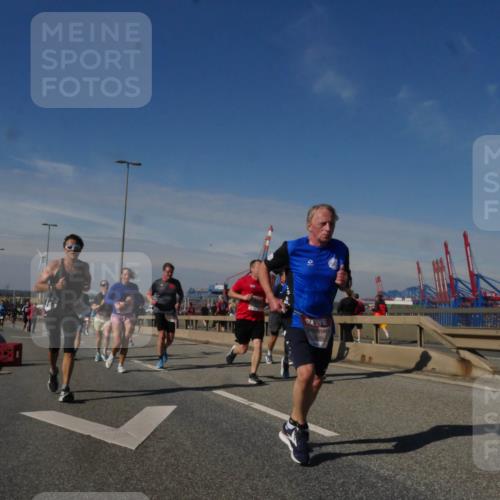 03.10.2025 - Köhlbrandbrückenlauf Matties Gatica Varas http://msf.ph/oto/8990058 03.10.2025 12:39:03 Position 2 281 meine-sportfotos.de