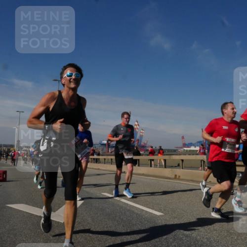 03.10.2025 - Köhlbrandbrückenlauf Matties Gatica Varas http://msf.ph/oto/8990069 03.10.2025 12:39:04 Position 2 421 meine-sportfotos.de