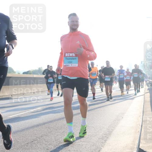 03.10.2025 - Köhlbrandbrückenlauf Luisa Fischer http://msf.ph/oto/8990133 03.10.2025 10:13:52 Position 3 1054, 1292, 1 meine-sportfotos.de