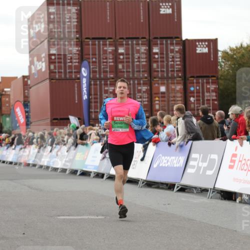 03.10.2025 - Köhlbrandbrückenlauf Yannick Fuchs http://msf.ph/oto/8990136 03.10.2025 16:01:51 Ziel 7204, 9145, 9192, 9324 meine-sportfotos.de